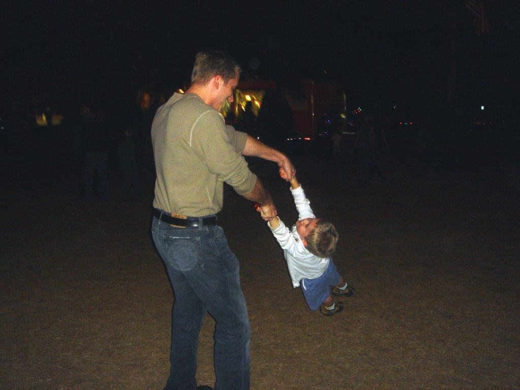 Hildebrand Christmas ScreenSaver/1024x768_2007-12-11-00-Trail0fLights-Austin.jpg
